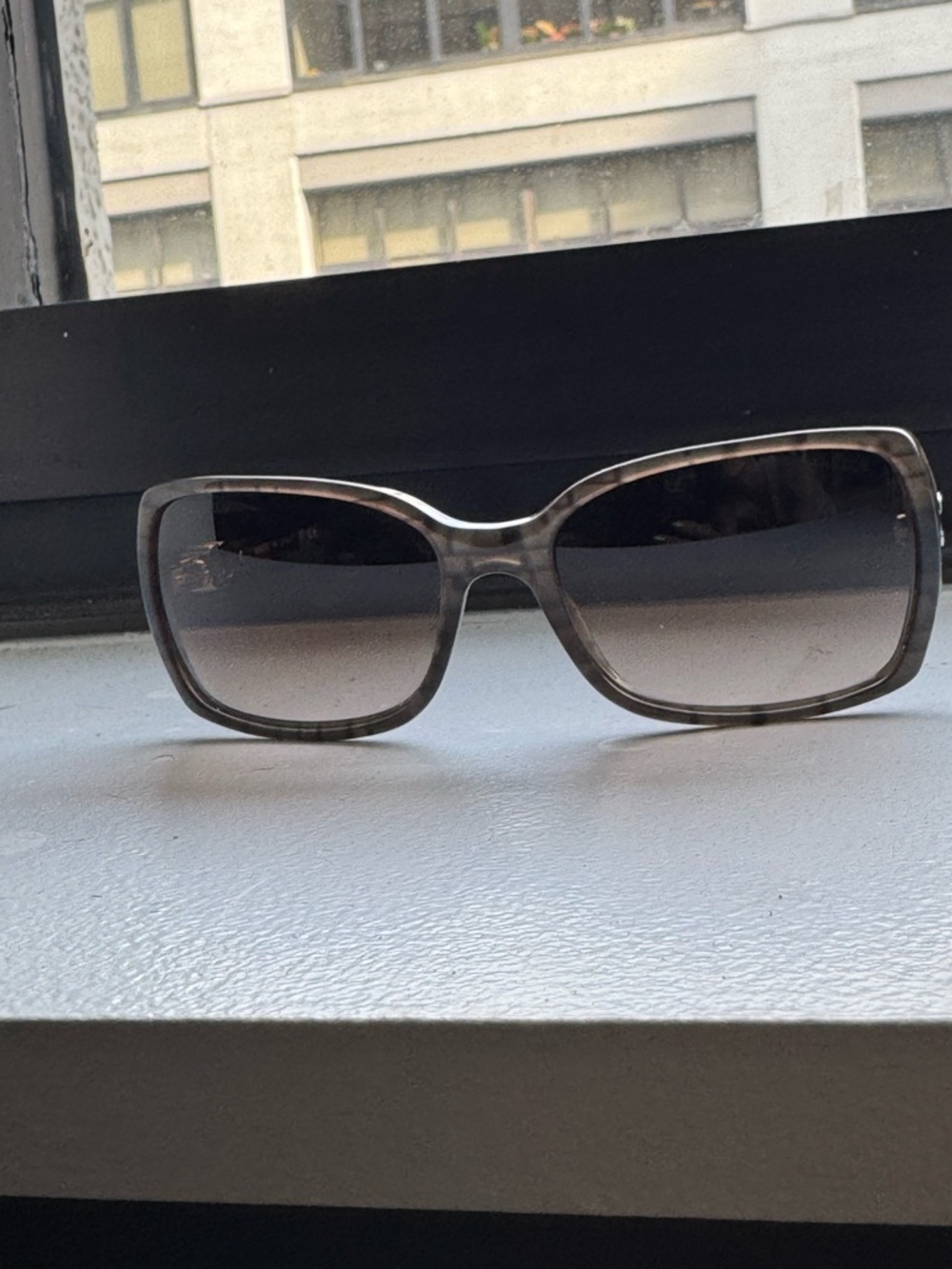 CHANEL Vintage 5218 Sunglasses — Brown Gradient Tortoise — Quilted Case - Picture 5 of 14